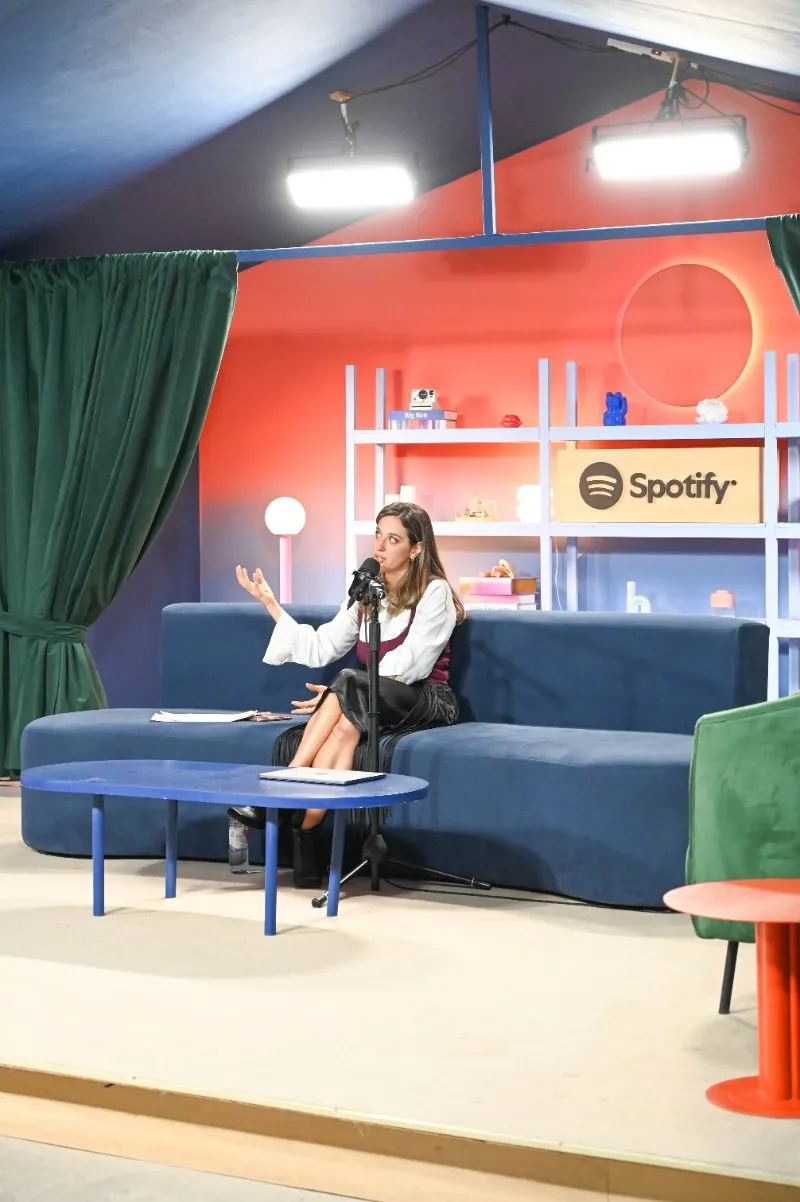 Mai Pistiner dando una charla